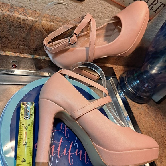 Beautiful 4 inch Nude Color ankle strap beauties - SZ 8 - Picture 5 of 10